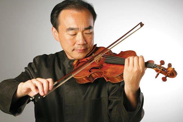 Photograph of violinist Cho-Liang Lin playing his instrument.